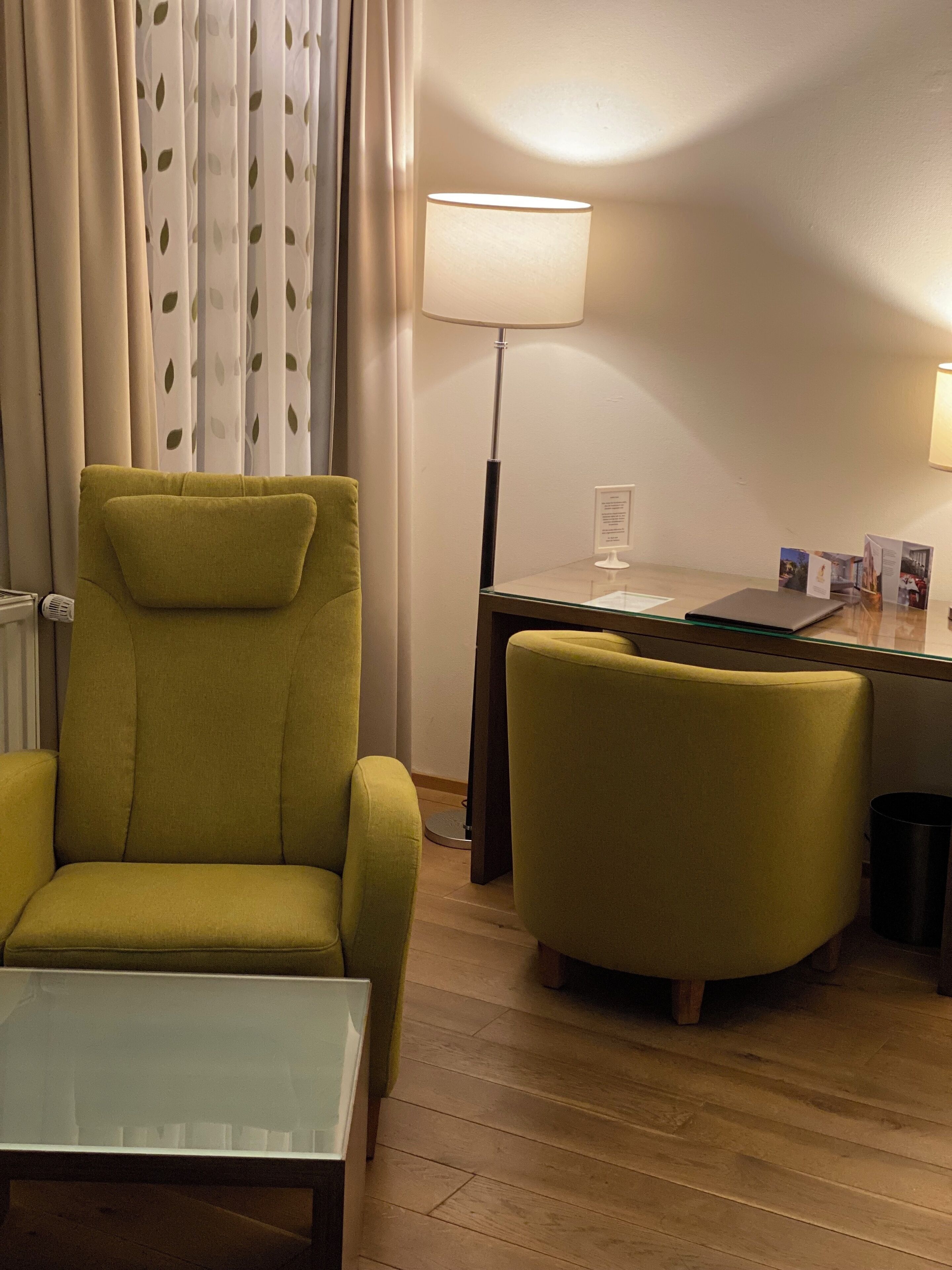 Schreibtisch, Verdunkelungsvorhänge, schallisolierte Zimmer