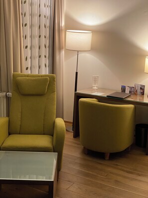 办公桌、遮光窗帘、隔音、熨斗/熨板