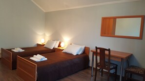 Escrivaninha, cortinas blackout, quartos à prova de som