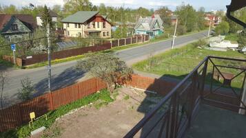 Driepersoonskamer | Een bureau, verduisterende gordijnen, geluiddichte muren