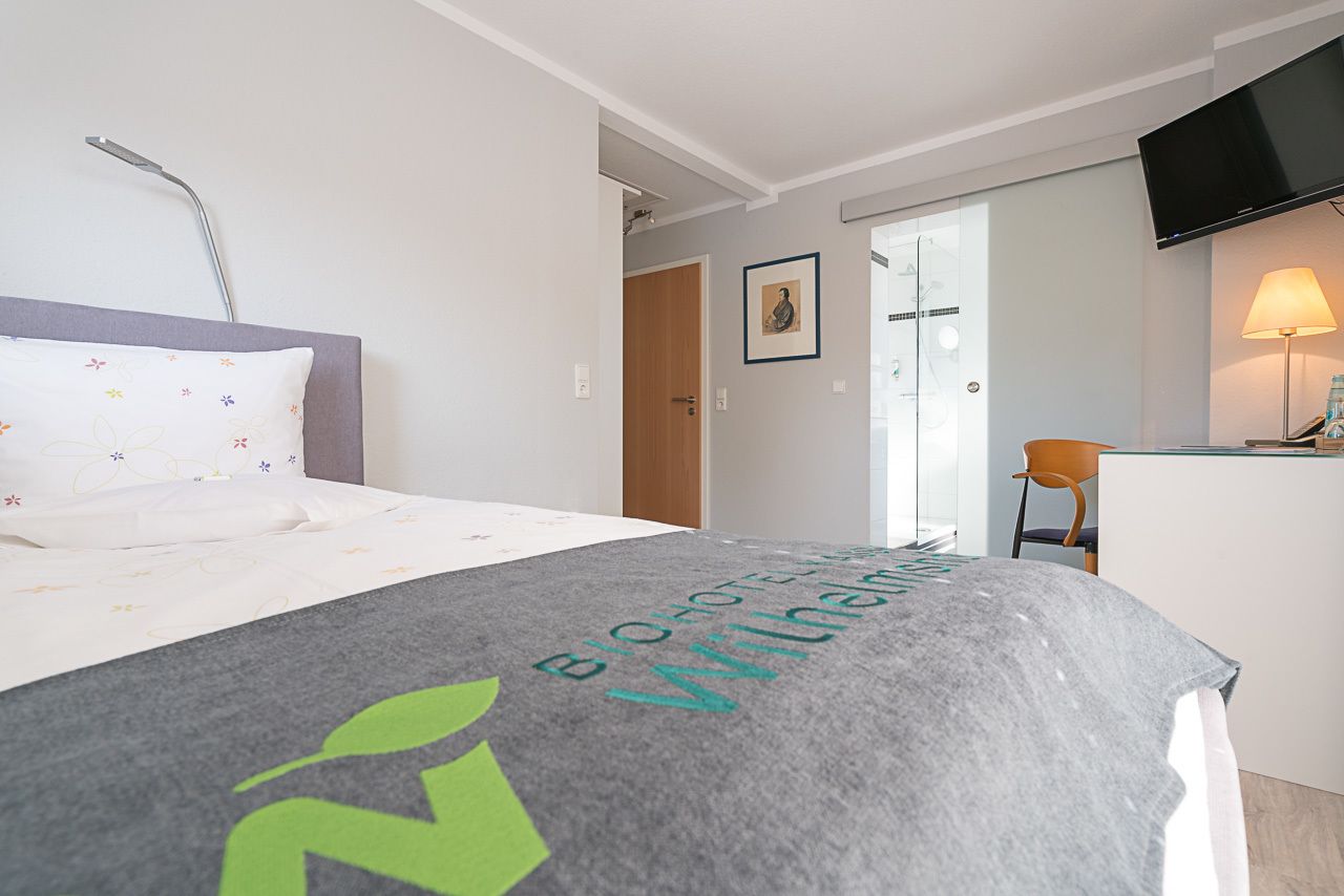 standard double room | desk, free wifi, bed sheets, wheelchair access