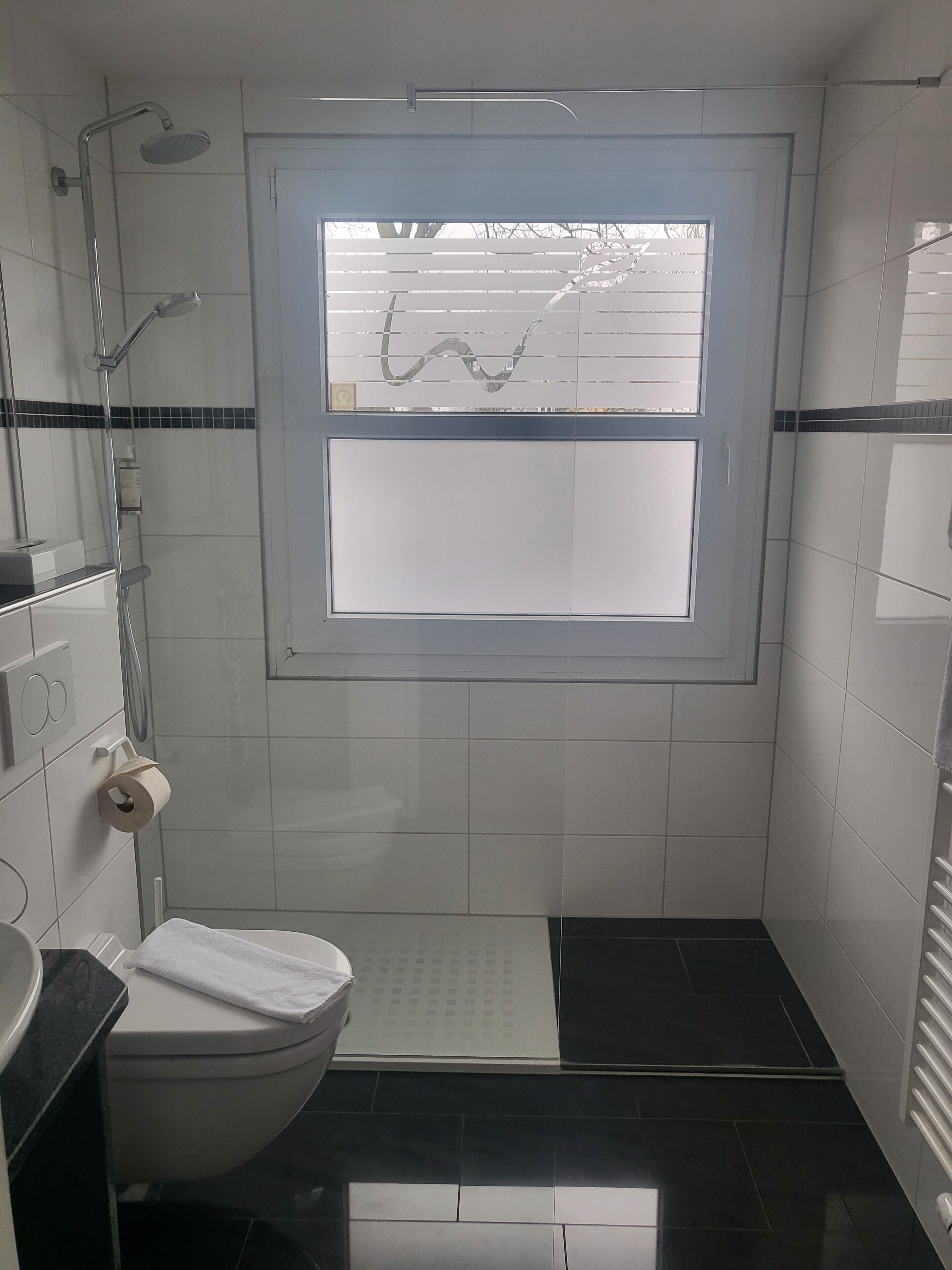 junior suite | bathroom | free toiletries, hair dryer, towels