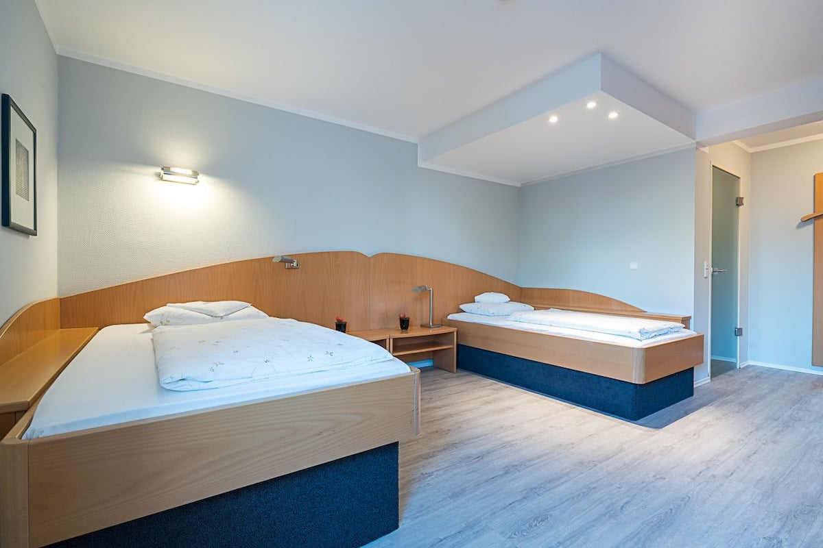 desk, free wifi, bed sheets, wheelchair access