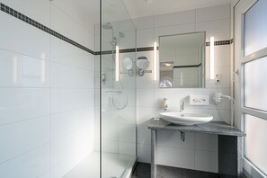 Gratis toiletartikelen, een haardroger, handdoeken