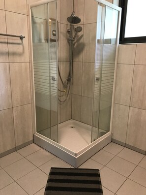 Exclusive Double Room Single Use, 1 Bedroom, Non Smoking, Garden Area | Bathroom amenities