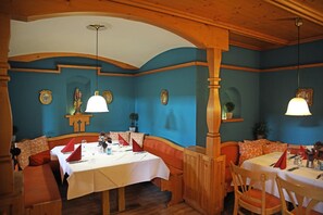 Petit déjeuner, déjeuner et dîner servis sur place