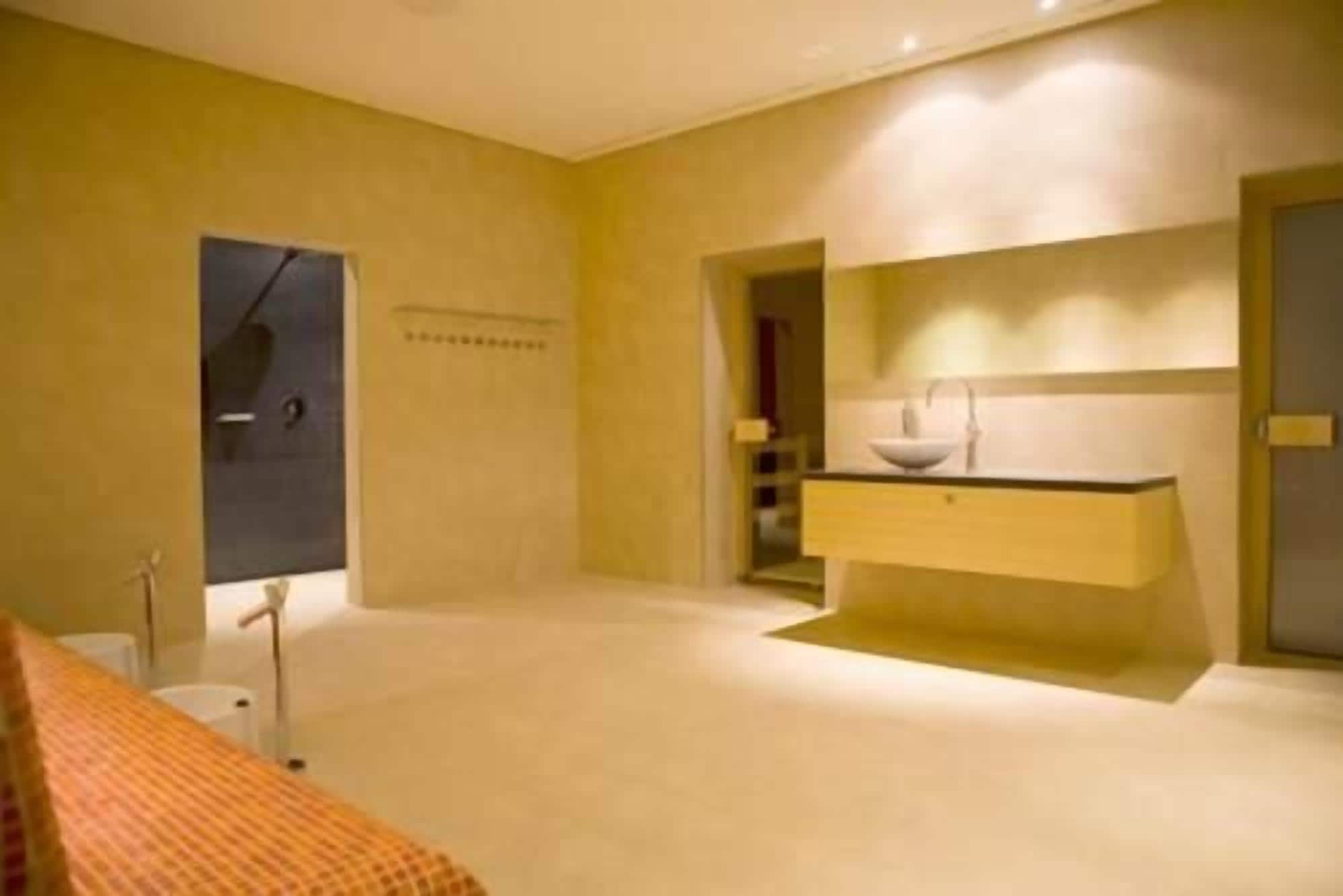 Une salle de bain moderne avec une baignoire, un lavabo et un miroir.