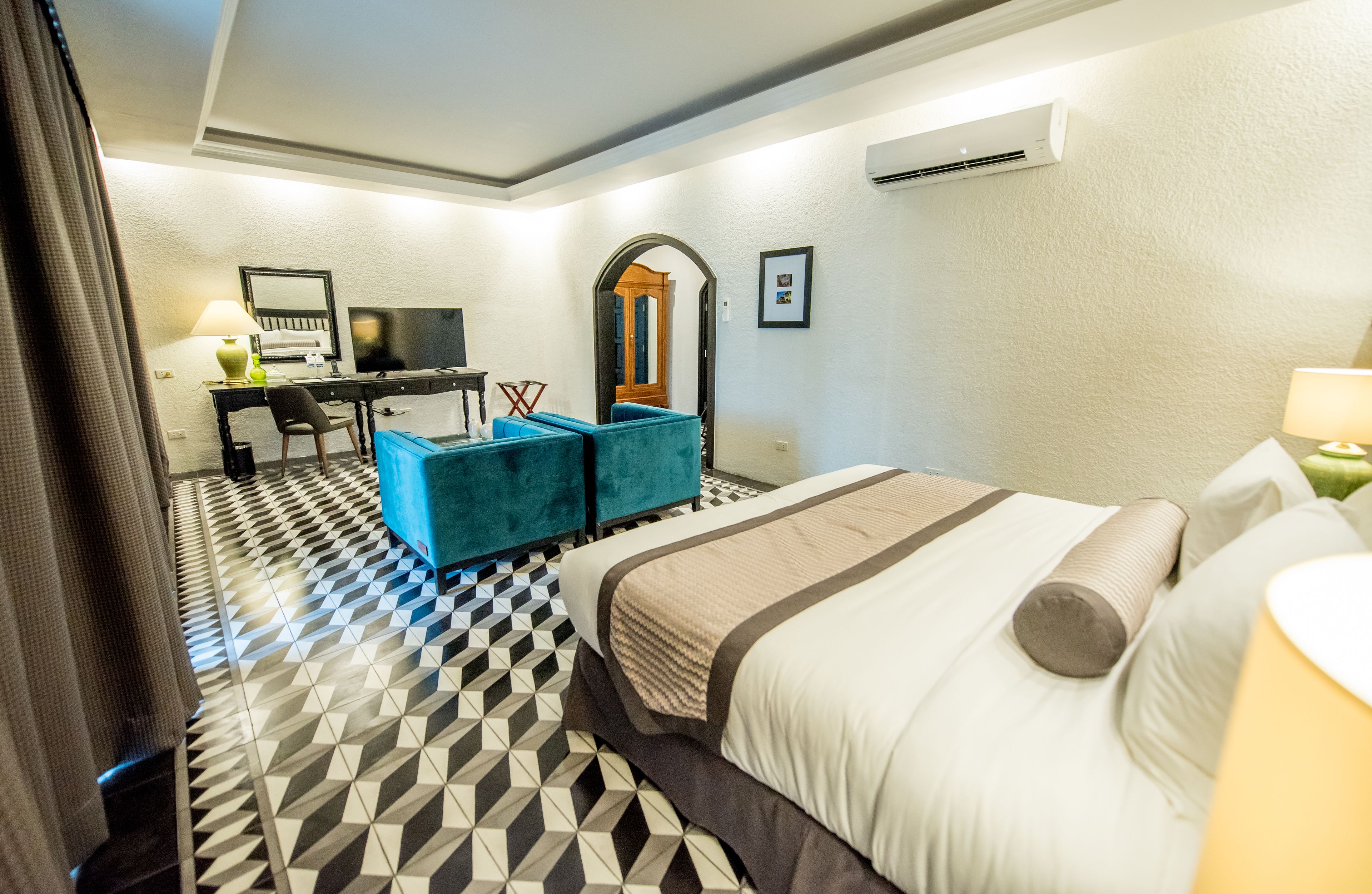 Caja de seguridad en la habitación y escritorio 