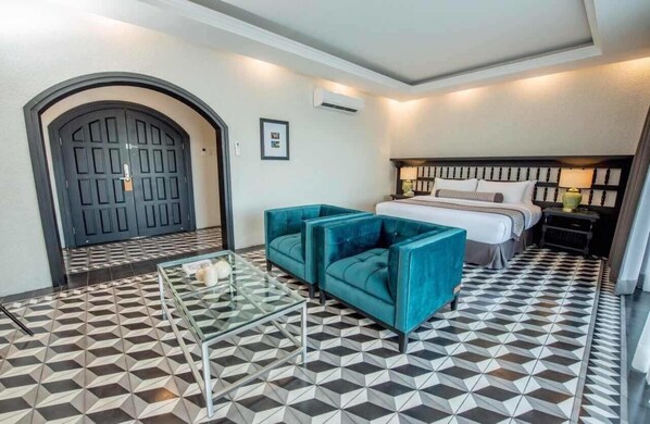 Suite King | In-room safe, desk, soundproofing, iron/ironing board - Hotel 1925 (Lipa)