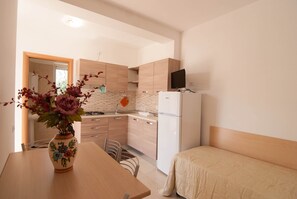 Kühlschrank, Mikrowelle, Herdplatte, Wasserkocher mit Kaffee-/Teezubehör