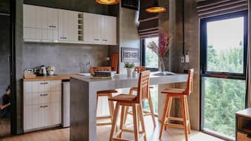 Whole House | Makan di kamar