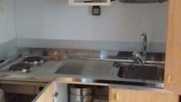 Studio | Eigene Kochnische | Kühlschrank, Mikrowelle, Herdplatte, Kochgeschirr/Geschirr/Besteck