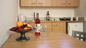 Appartement, vue sur la mer (4 Adults) | Cuisinette privée | Réfrigérateur, surface de cuisson, bouilloire électrique