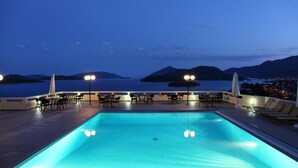 Piscine extérieure, parasols, chaises longues