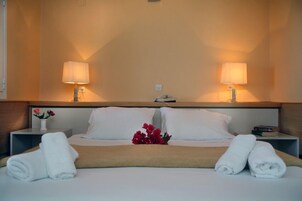Tabla de planchar con plancha, wifi gratis y ropa de cama