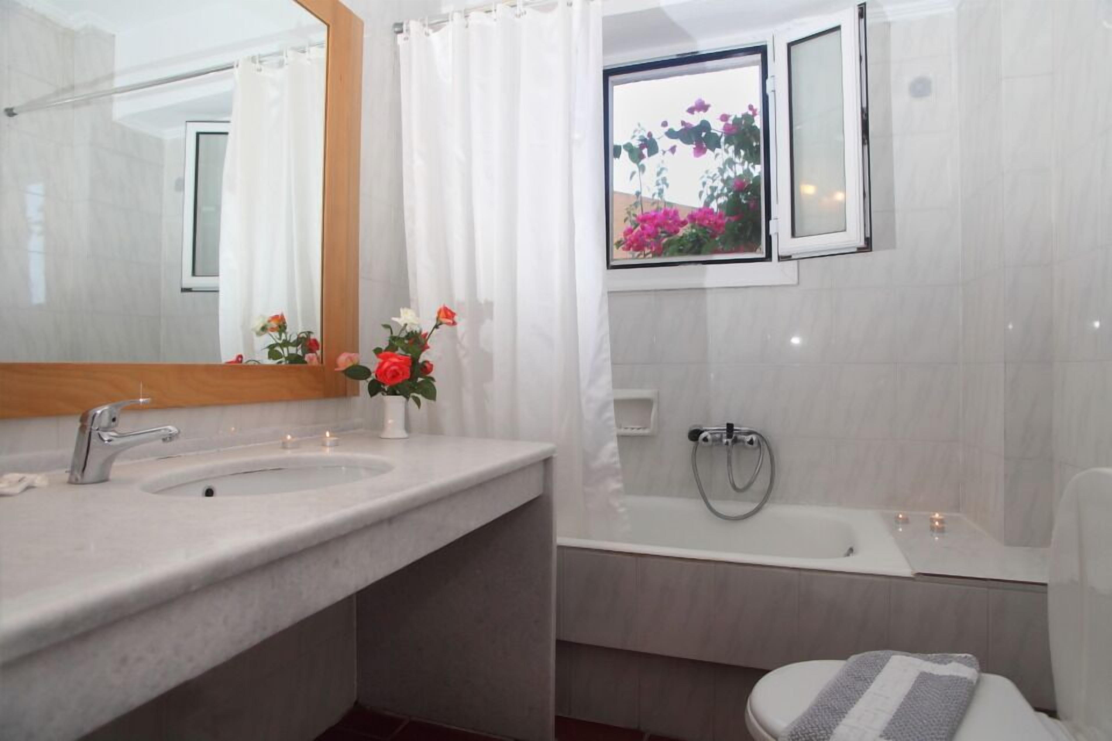 Apartment, Sea View (4 Adults) | Bathroom | Free toiletries, hair dryer, towels