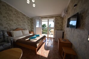 Dobbeltrom – deluxe, balkong, sjøutsikt | Strykejern/-brett, wi-fi (inkludert) og sengetøy