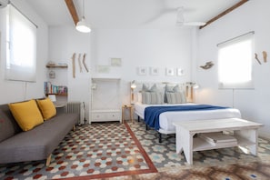 Iron/ironing board, free WiFi, bed sheets