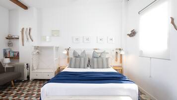 Iron/ironing board, free WiFi, bed sheets