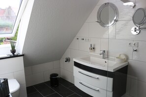 Shower, hair dryer, towels, soap - Holiday loft on the water with cathedral view DG (Hansestadt Havelberg)