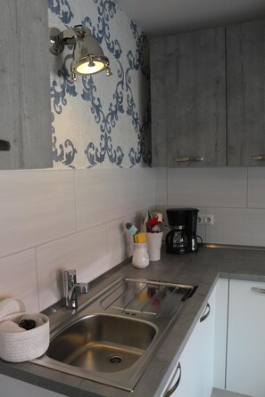 Jääkaappi, mikroaaltouuni, uuni, liesi