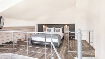 Hypo-allergenic bedding, in-room safe, desk, soundproofing