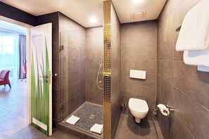 Shower, free toiletries, hair dryer, towels - Garner Hotel Stuhr Bremen A1 by IHG (Stuhr)