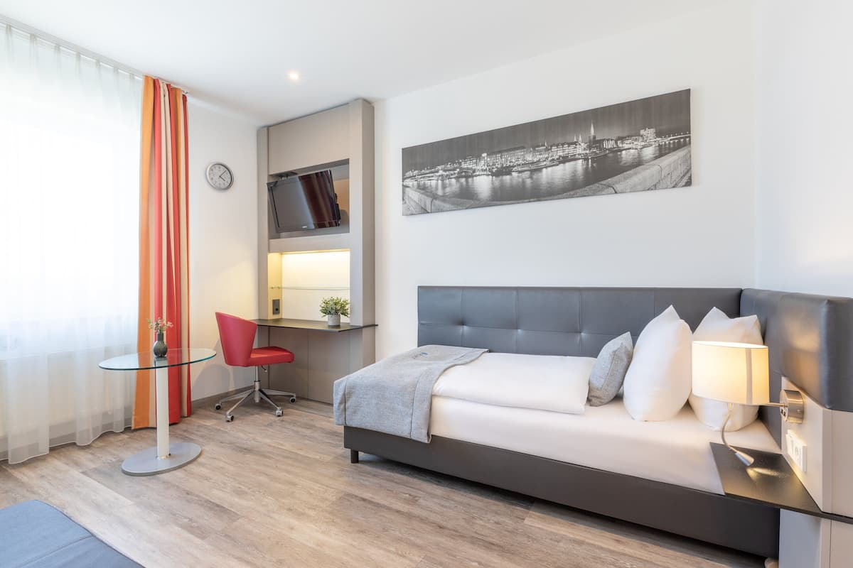 Business Room | 1 bedroom, hypo-allergenic bedding, in-room safe, desk