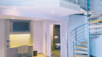 Loft, 1 habitación (Living Area) | Baño | Regadera, amenidades de baño gratuitas, secadora de cabello, toallas