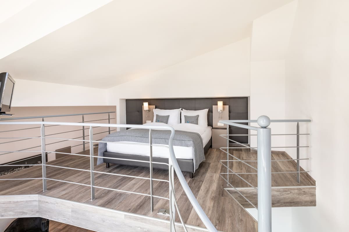 Comfort Studio Suite | 1 bedroom, hypo-allergenic bedding, in-room safe, desk