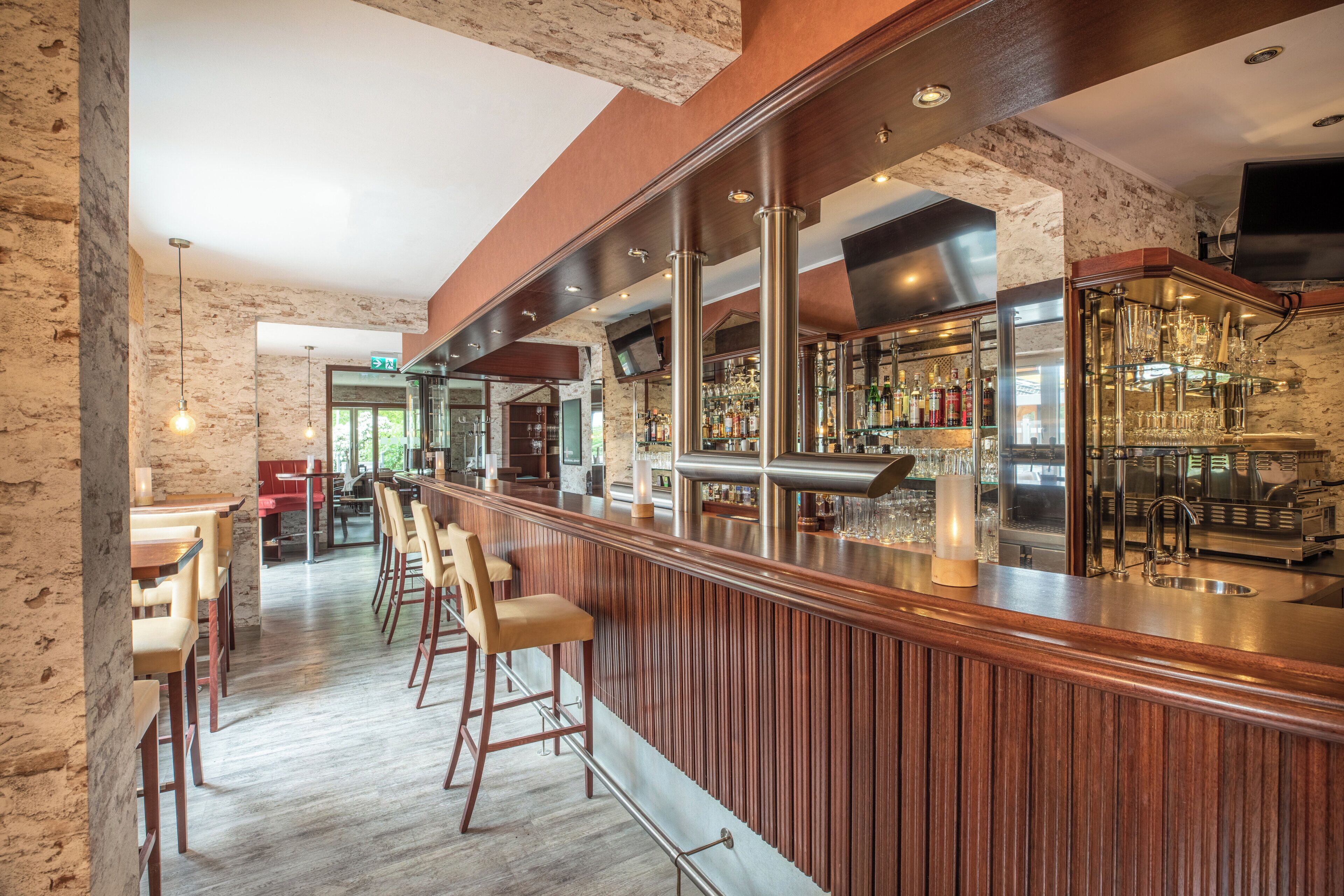 Bar (trong khuôn viên)