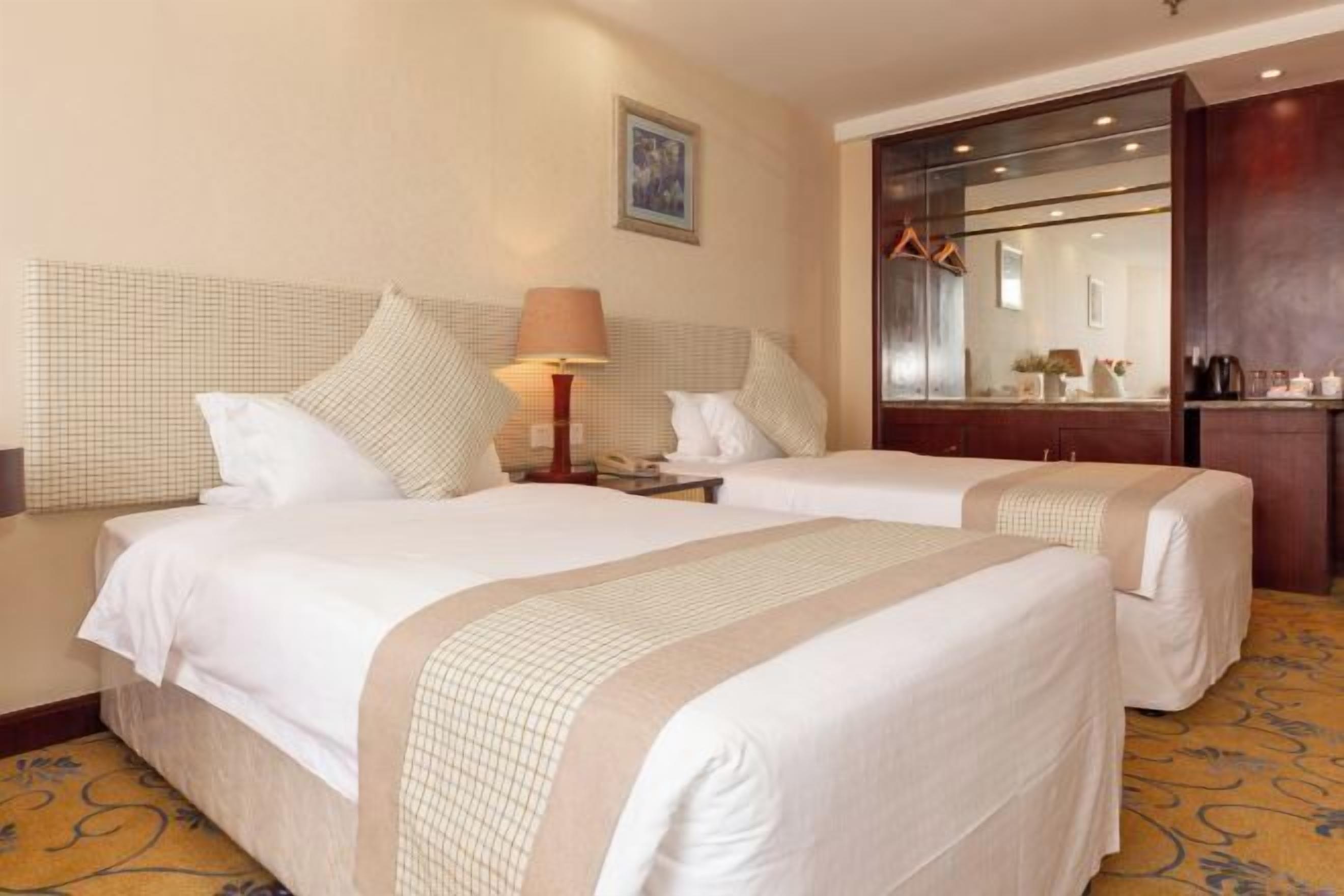 Skrivebord, blendingsgardiner og wi-fi (inkludert)