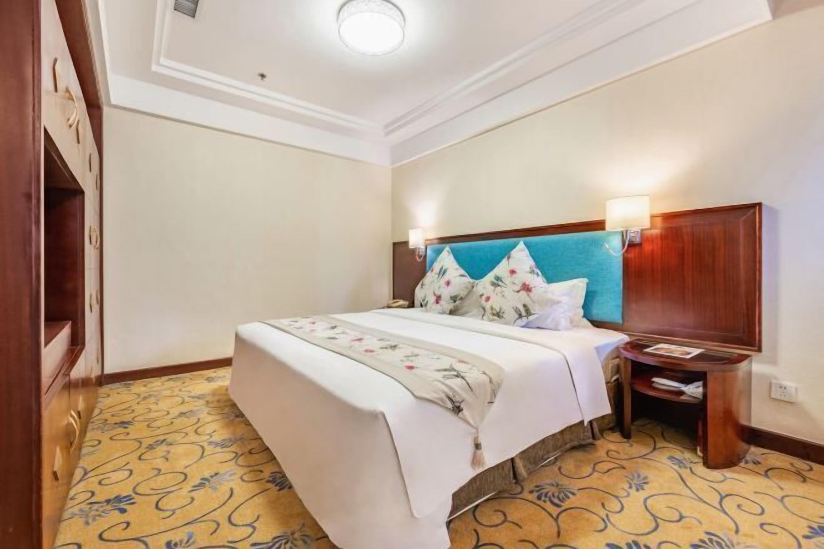 Een bureau, verduisterende gordijnen, gratis wifi