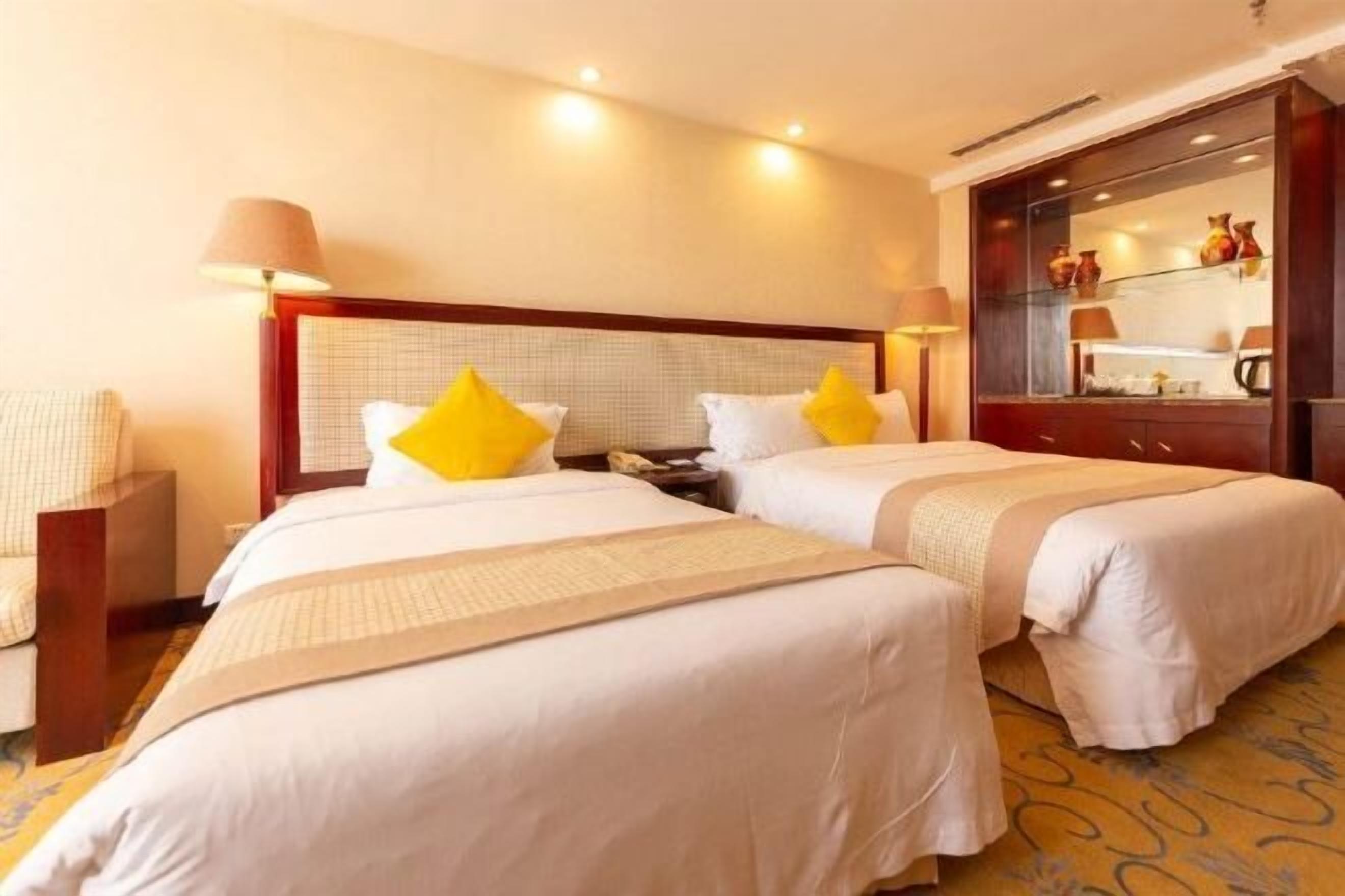 Skrivebord, blendingsgardiner og wi-fi (inkludert)