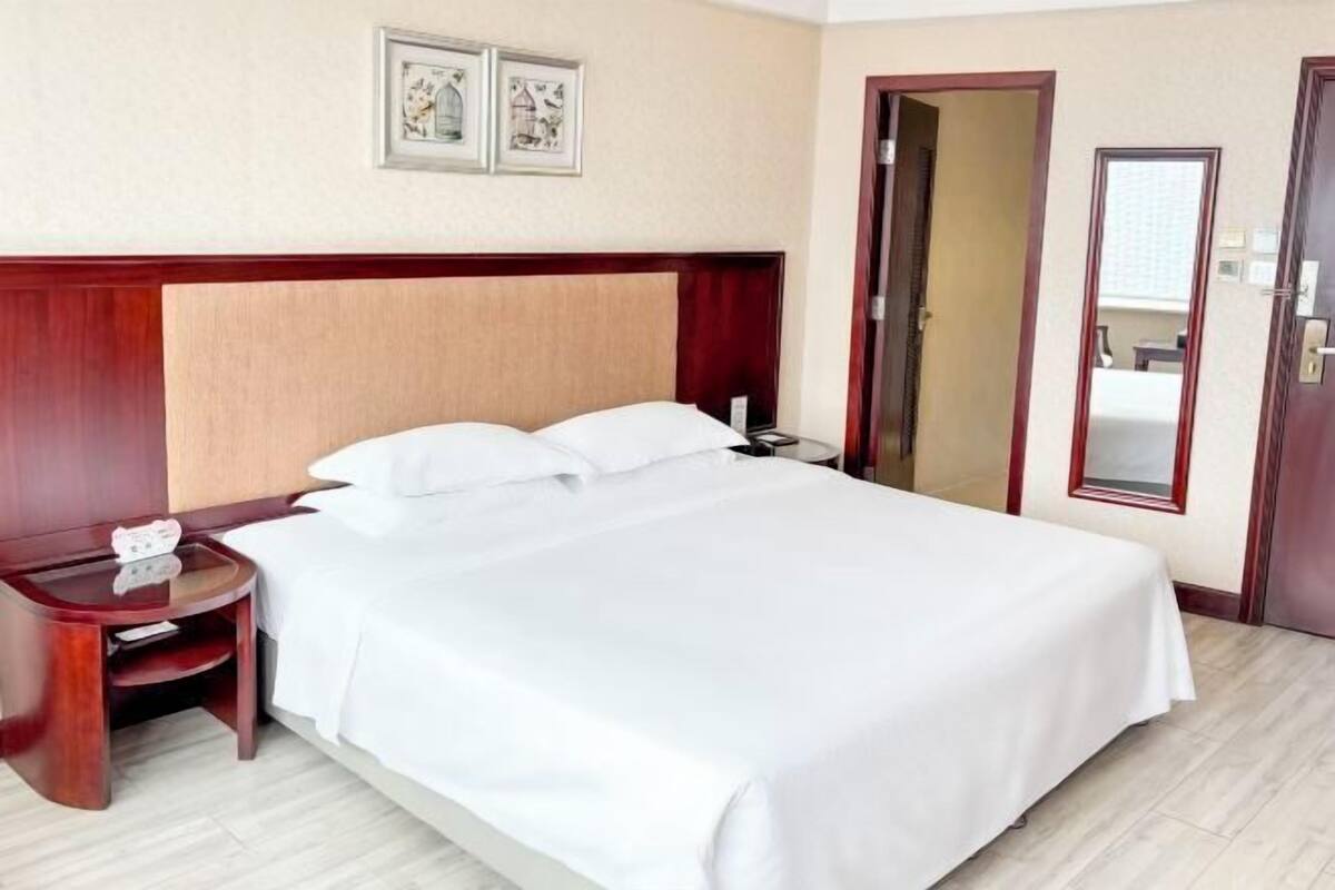 Skrivebord, blendingsgardiner og wi-fi (inkludert)