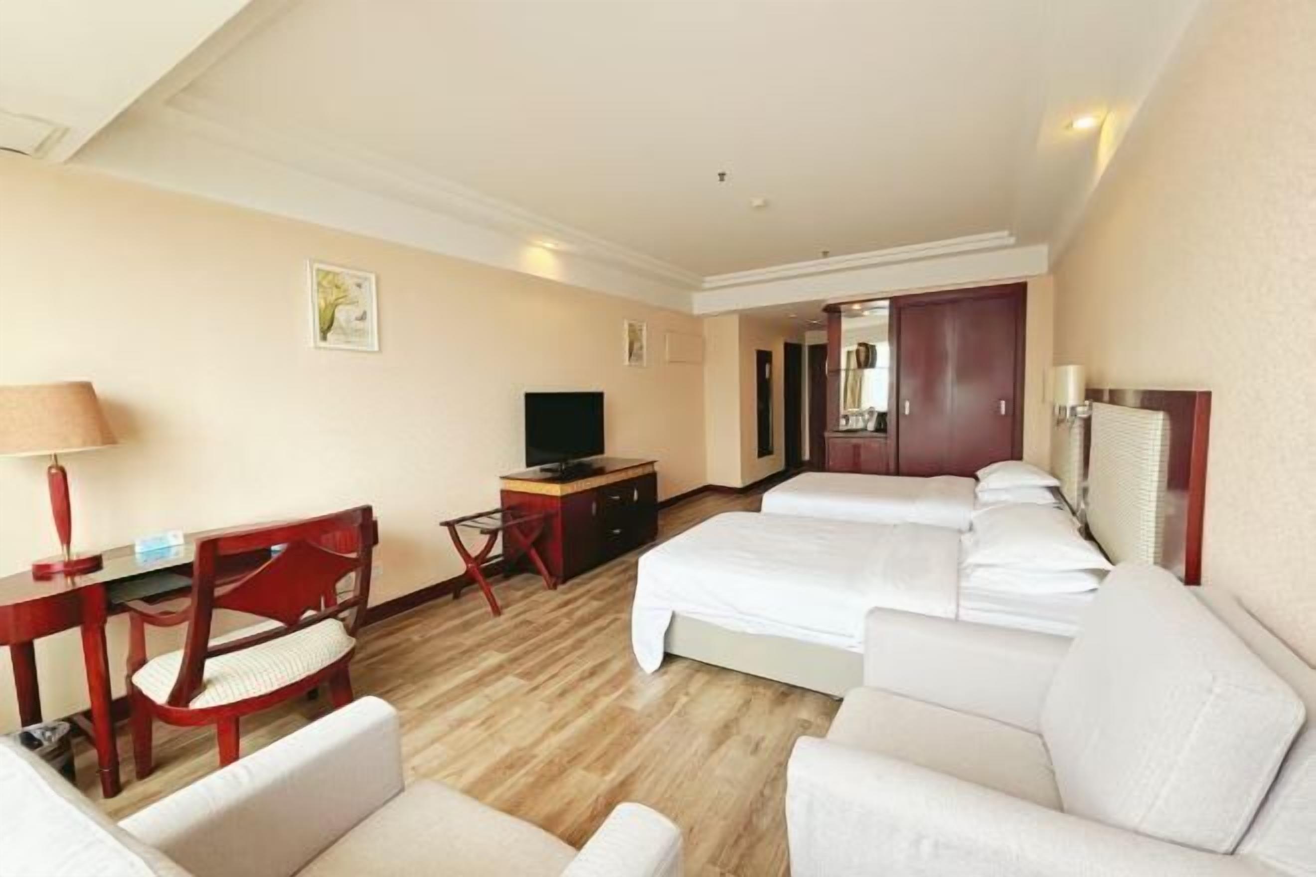 Een bureau, verduisterende gordijnen, gratis wifi