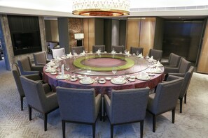 Family dining - Crystal Island Hotel (Xi'an)