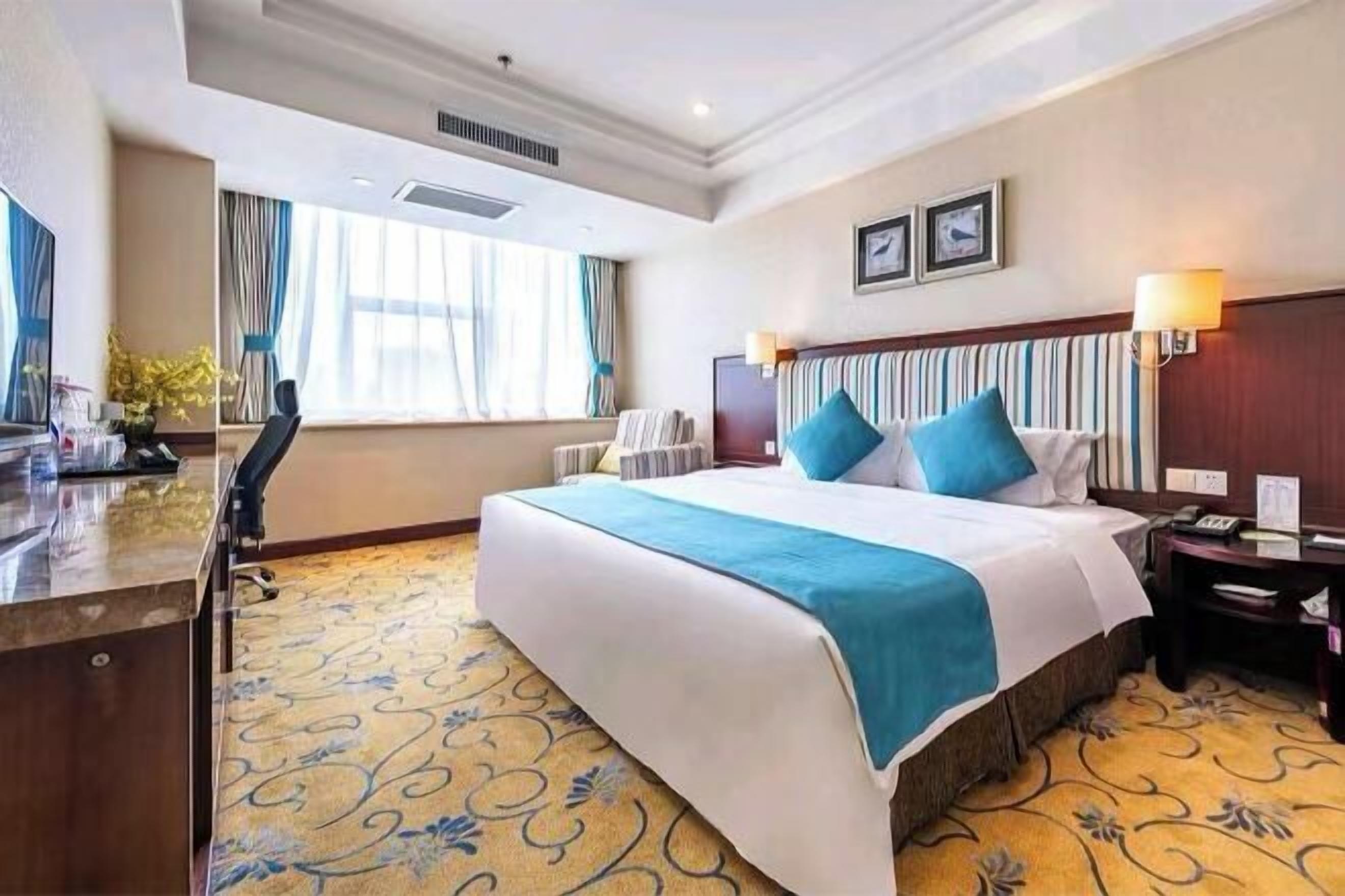 Een bureau, verduisterende gordijnen, gratis wifi