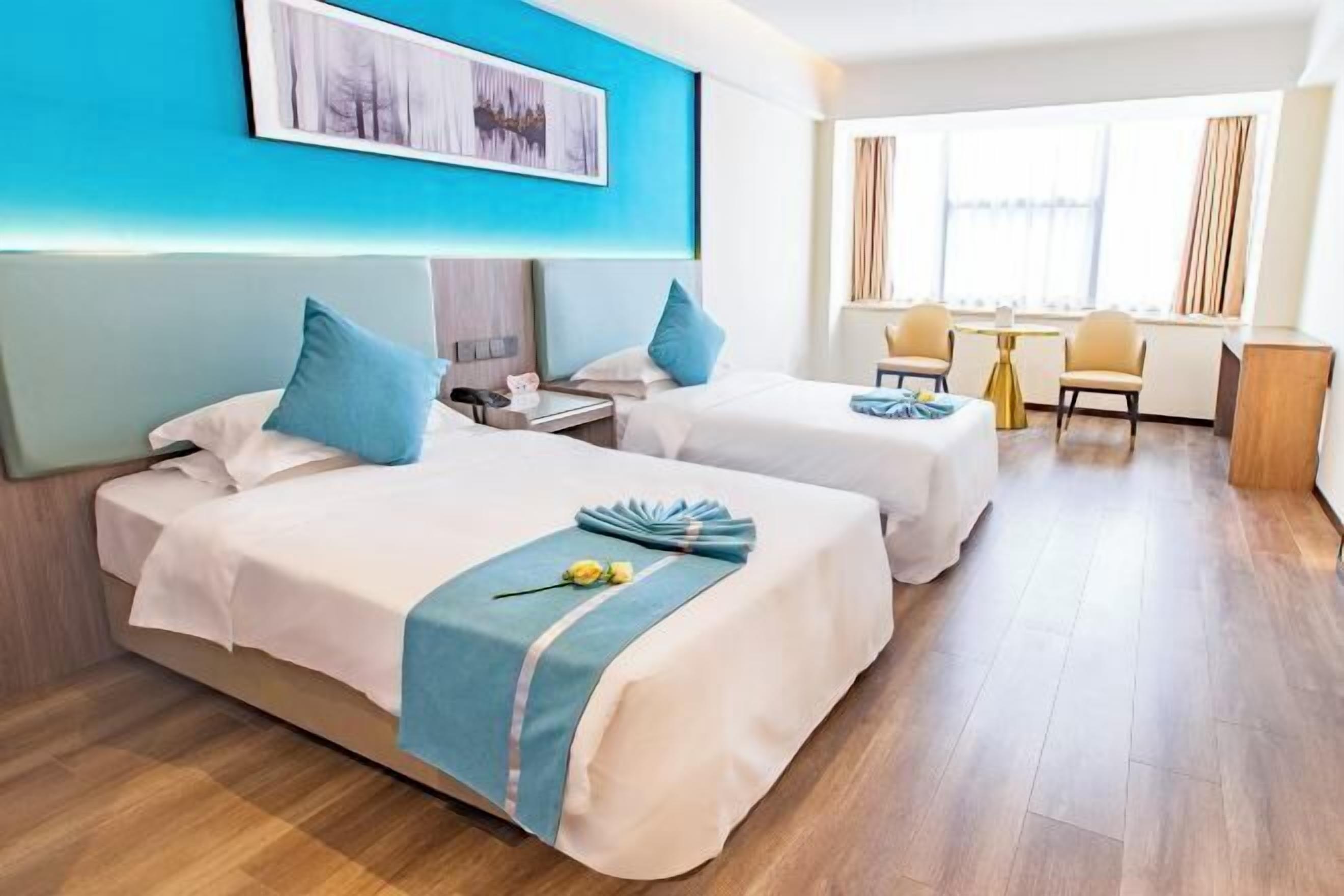 Een bureau, verduisterende gordijnen, gratis wifi