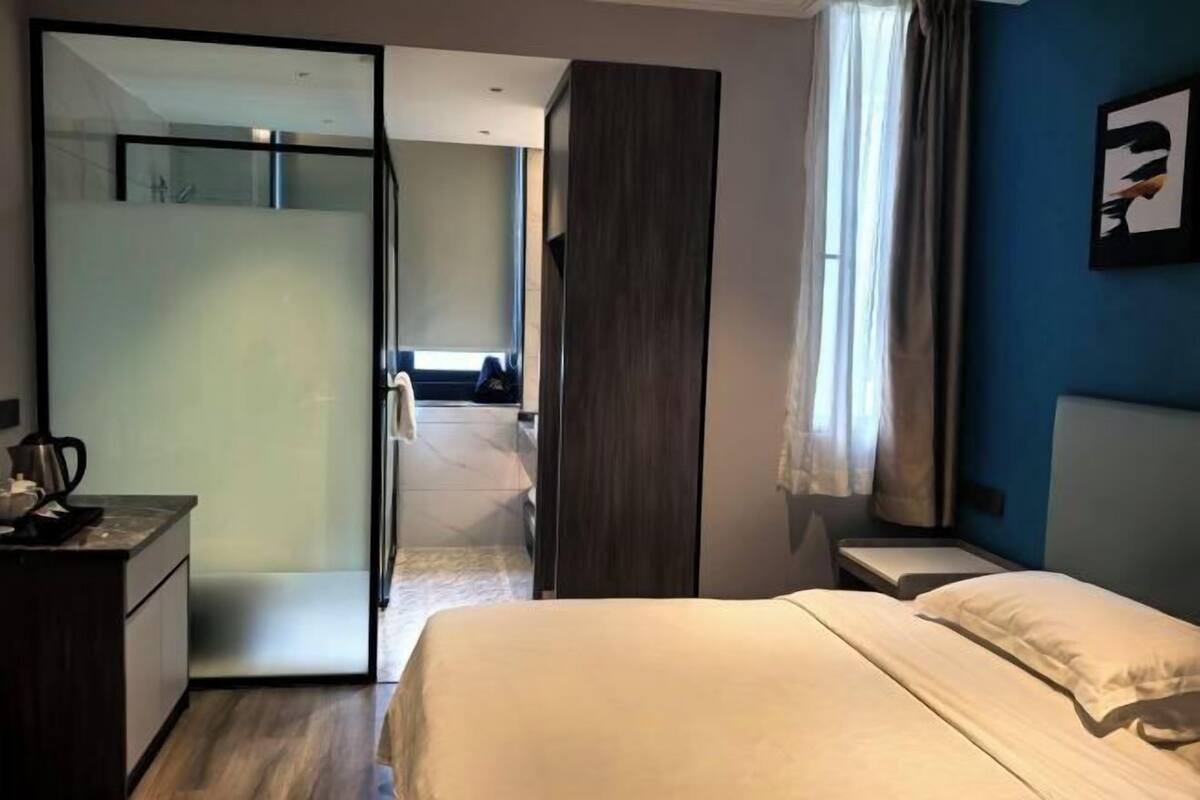 Skrivebord, blendingsgardiner og wi-fi (inkludert)