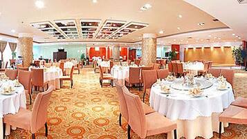 2 restaurants, breakfast, lunch, dinner served; international cuisine