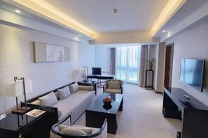 Schreibtisch, Verdunkelungsvorhänge, kostenloses WLAN