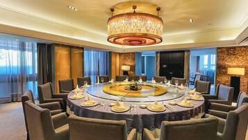 2 restaurants, spécialités Cuisine internationale