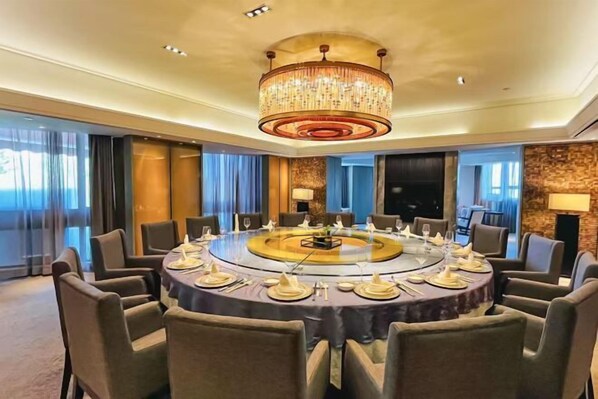 2 restaurants; breakfast, lunch, and dinner served - Crystal Island Hotel (Xi'an)