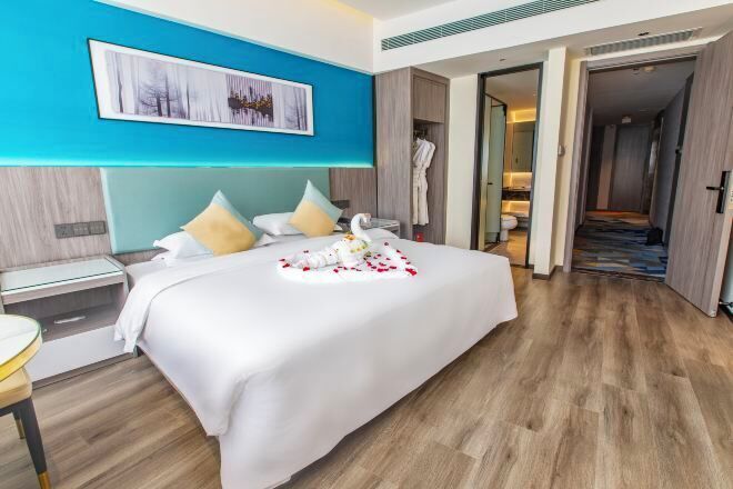 办公桌、遮光窗帘、免费 WiFi