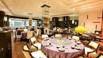 2 restaurants, breakfast, lunch, dinner served; international cuisine