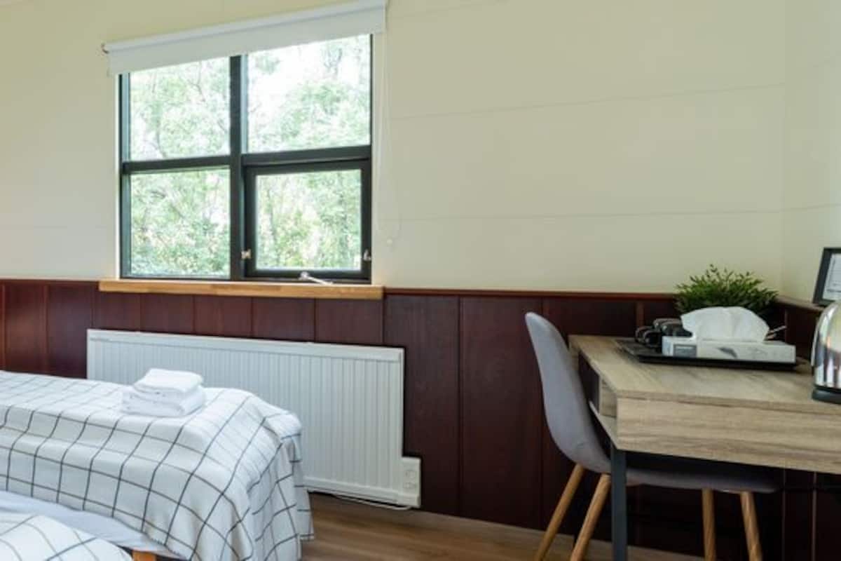 Basic Cabin, 2 Twin Beds | Free WiFi, bed sheets, wheelchair access