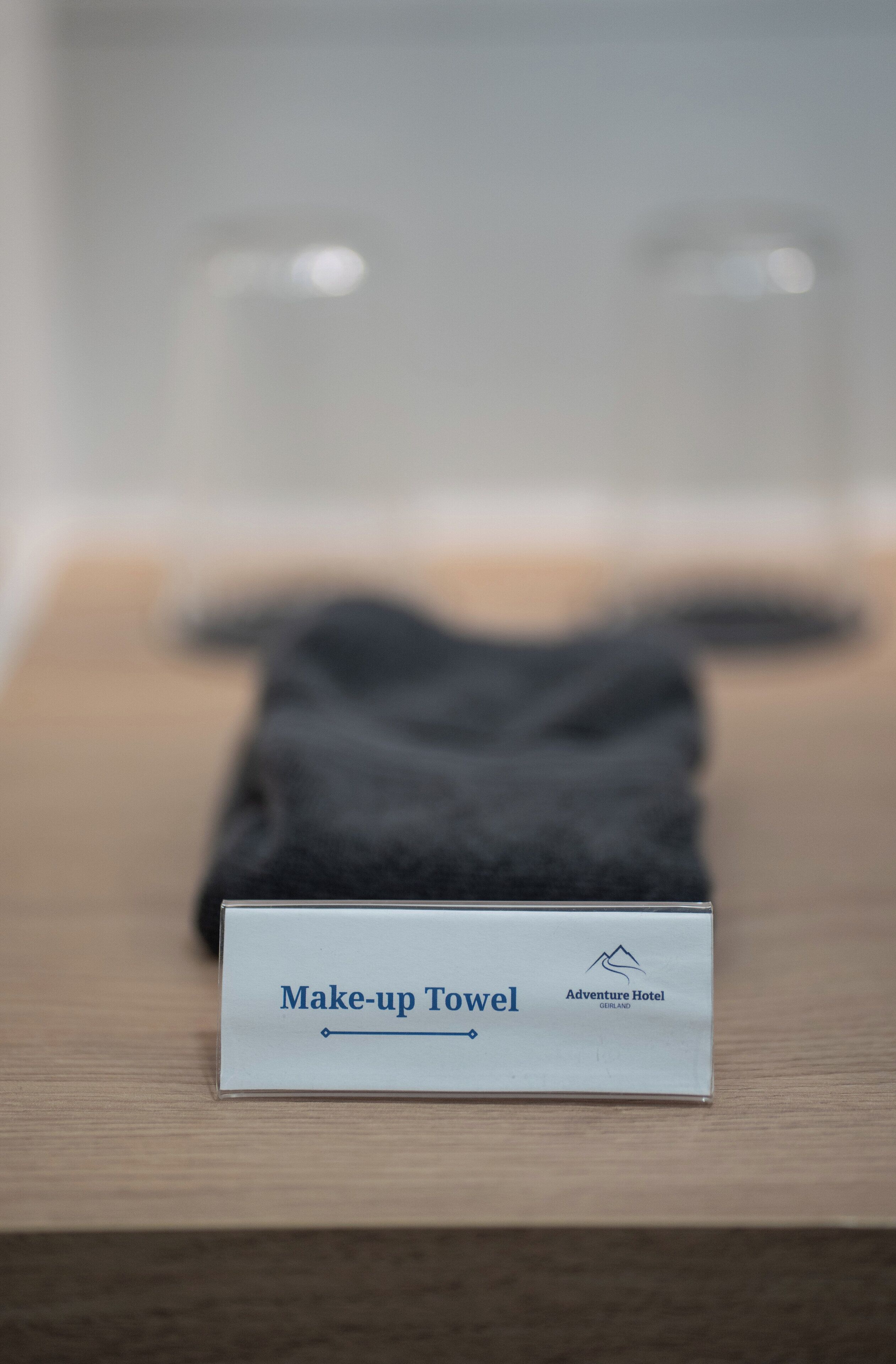 Toalla de maquillaje y un cartel que indica que pertenece al Adventure Hotel de Lisboa.