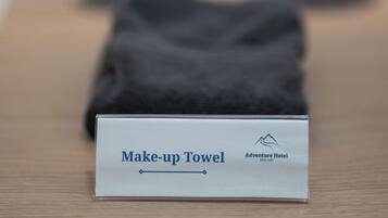 Toalla de maquillaje y un cartel que indica que pertenece al Adventure Hotel de Lisboa.