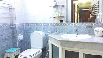 Comfort Apartment, 2 Bedrooms | Bathroom | Towels